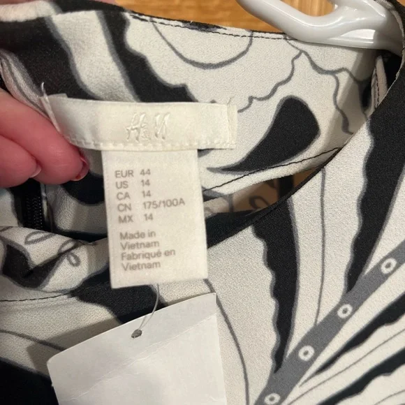 Grey and ivory leaf print dress from H&M. Size 14 Long sleeves round nec… - Picture 5 of 6